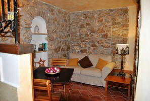 Habitación económica, baño privado (external) | Zona de estar | Una Smart TV