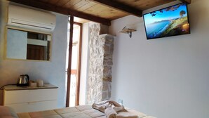 Classic Room, 1 Queen Bed, Private Bathroom | Down comforters, WiFi (free), bed sheets - Sweet Country House (Formia)