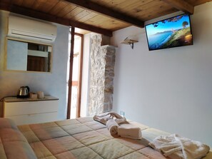 Classic Room, 1 Queen Bed, Private Bathroom