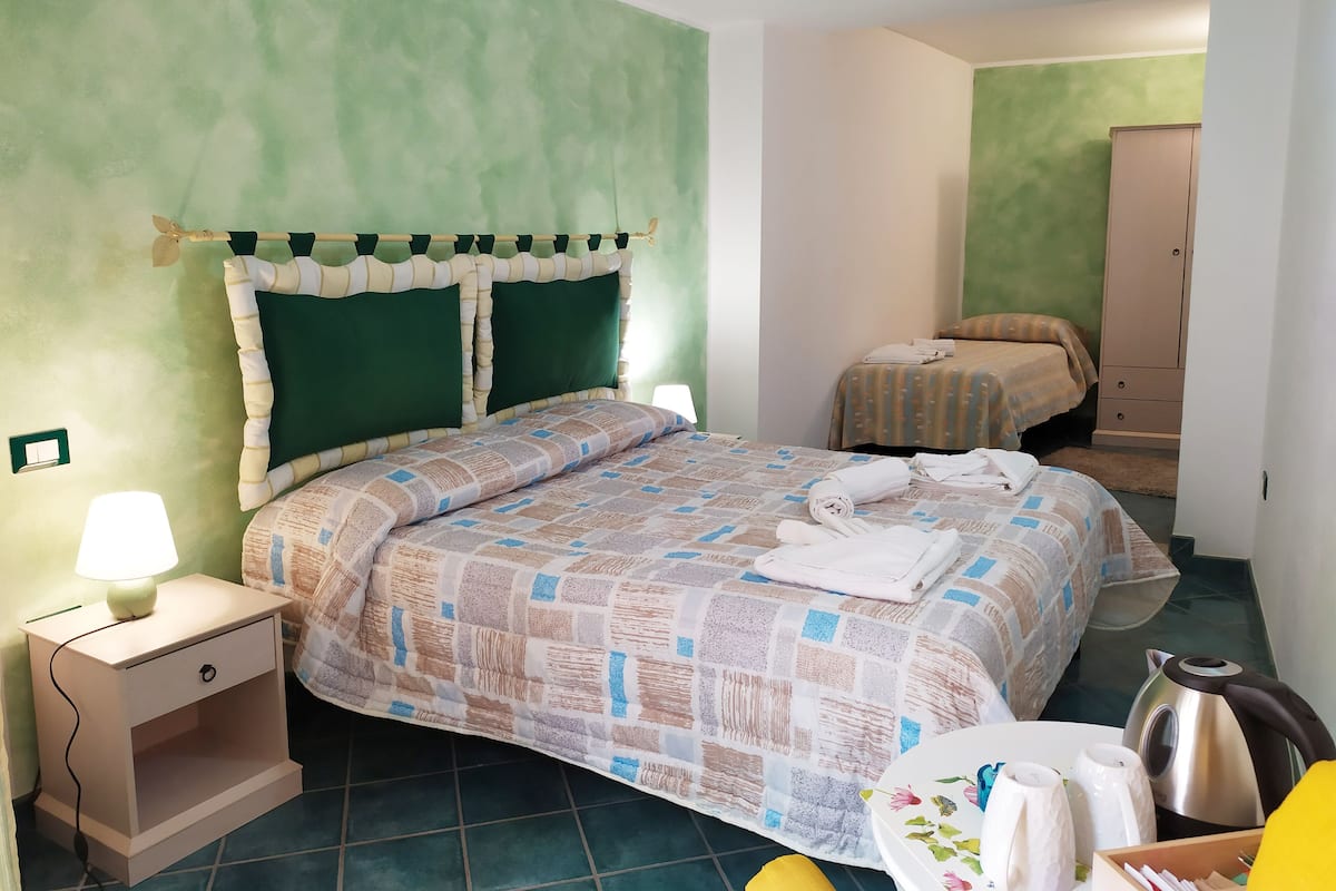 Classic-Dreibettzimmer, mit Bad | Daunenbettdecken, kostenloses WLAN, Bettwäsche
