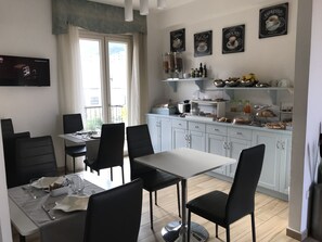 Päivittäinen mannermainen aamiainen (10 EUR per henkilö)