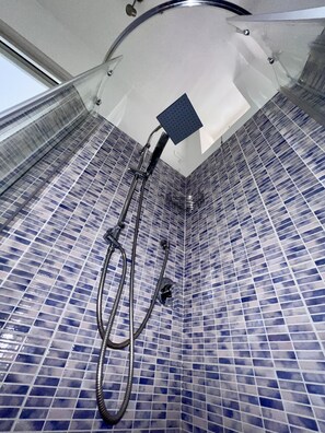 Superior Double Room, Terrace (Amethyst) | Bathroom | Shower, rainfall showerhead, free toiletries, hair dryer - Bella Tropea Accommodation (Tropea)