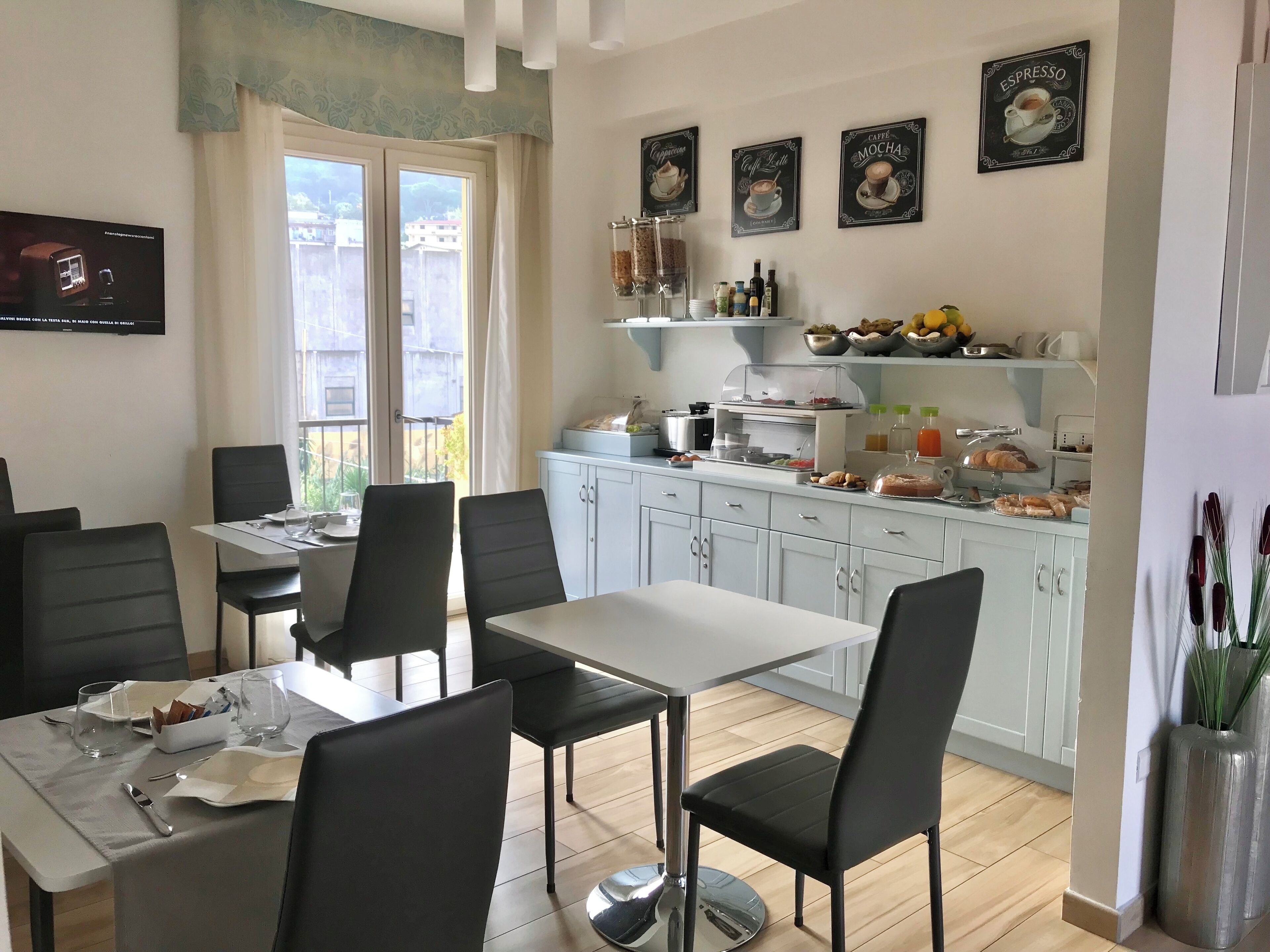 Tägliches kontinentales Frühstück (10 EUR pro Person)