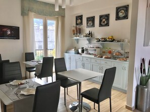 Desayuno continental diario (EUR 10 por persona)