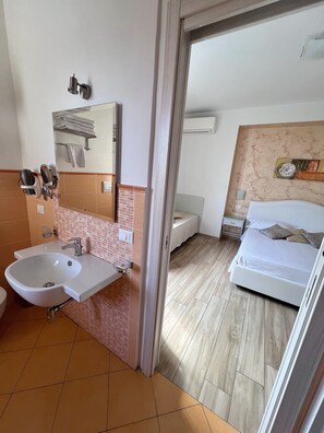 Kahden hengen deluxe-huone (Topaz) | Kylpyhuone | Suihku, sadesuihkupää, ilmaiset hygieniatuotteet, hiustenkuivaaja