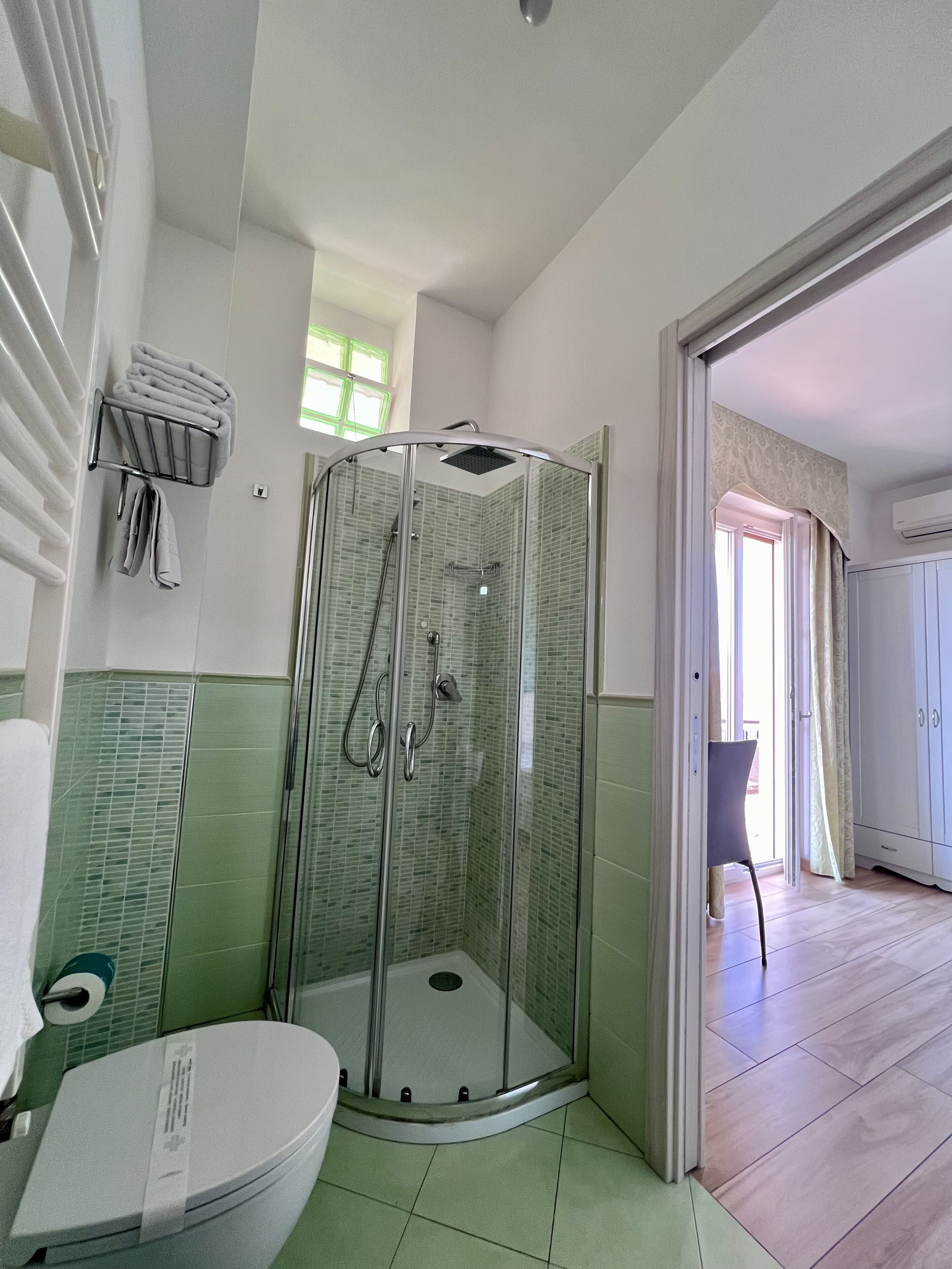 Superior Double Room, Terrace (Emerald) | Bathroom | Shower, rainfall showerhead, free toiletries, hair dryer