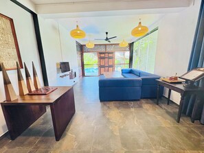 Villa Luxe, 2 chambres, piscine privée, vue fleuve | Coin séjour | Télévision à écran plat de 32 pouces avec chaînes par satellite