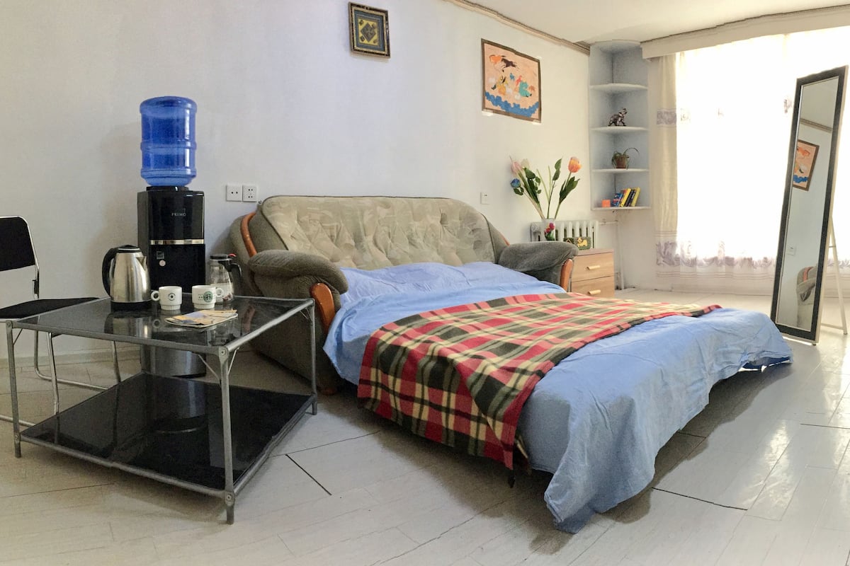 Habitación estándar, baño compartido | Escritorio y cortinas blackout