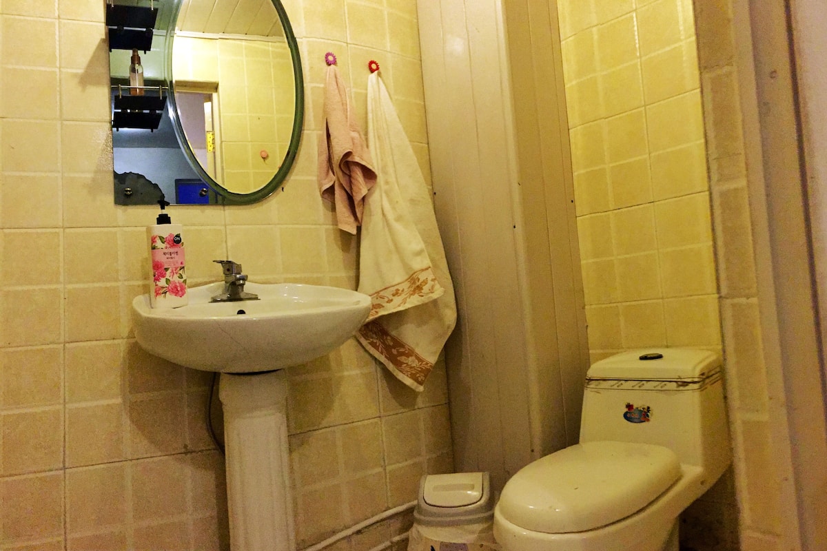 Regadera, amenidades de baño gratuitas, toallas