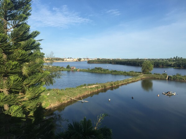 إطلالة على البحيرة