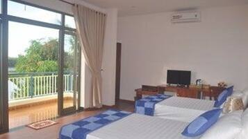 Minibar, in-room safe, desk, free WiFi