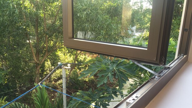 A window with a view of a garden. - Tra Que Riverside Homestay (Da Nang)