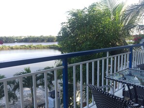 ميني بار وخزنة داخل الغرفة ومكتب وواي فاي مجانًا