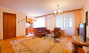 Leilighet – deluxe, 1 soverom (99 Gogol St.) | Oppholdsområde | En 32-tommers Flatskjerm-TV med kabel-kanaler samt LCD-TV