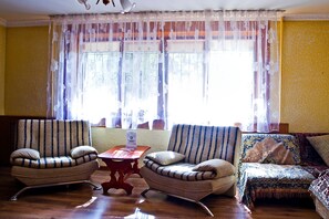 Leilighet – superior, 1 soverom (29/41 Mametov St.) | Oppholdsrom | En 32-tommers Flatskjerm-TV med kabel-kanaler samt LCD-TV