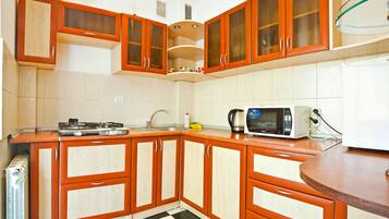 Studio Suite Romantis, balkon (Zheltoksan Street 78) | Dapur pribadi | Lemari es, microwave, kompor, dan ketel listrik