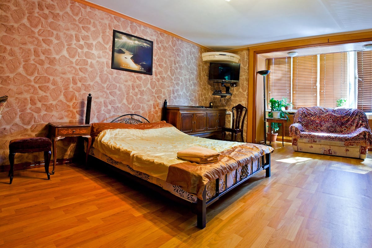 Traditionele studio (Zhibek Zholy Street 103) | 1 slaapkamer, individueel gedecoreerd, individueel gemeubileerd
