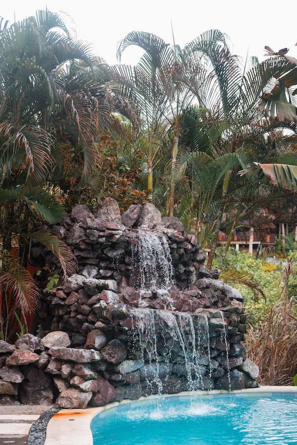 2 piscinas al aire libre, una piscina natural