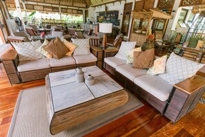 Frokost, lunsj og middag serveres, filippinske retter 