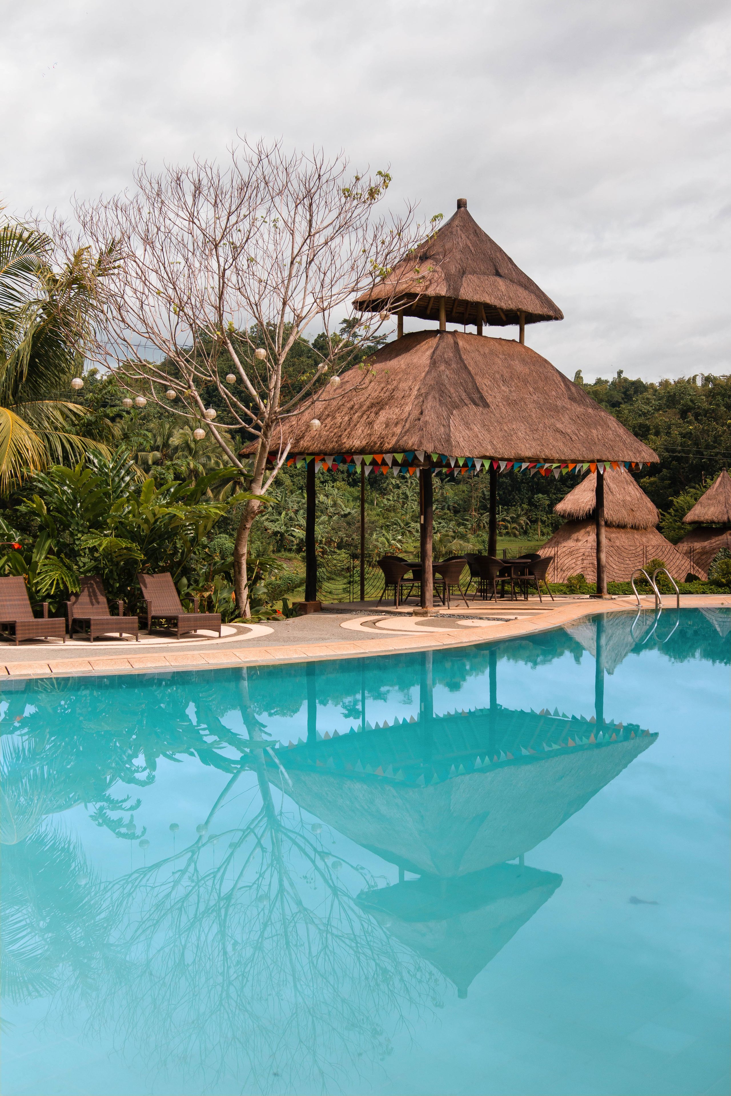 2 piscinas al aire libre, una piscina natural