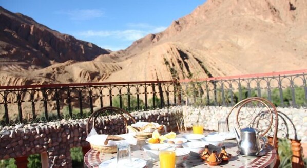 Här finns 2 restauranger som serverar frukost.