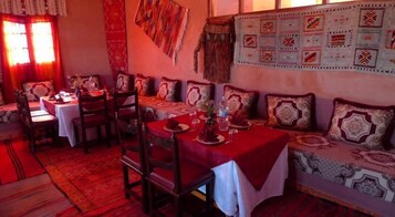 2 restaurants; breakfast, lunch, and dinner served