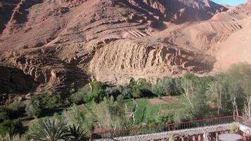 Un paisaje montañoso con un valle abajo.