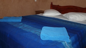 A room with a bed, a mosquito net, and decorative wall art. - Maison d'hôtes Valentine (Toudgha El Oulia)