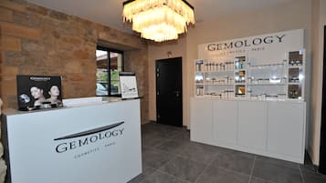 Couples treatment room(s), sauna, hot tub, steam room, body treatments