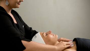 Une personne qui reçoit un massage.