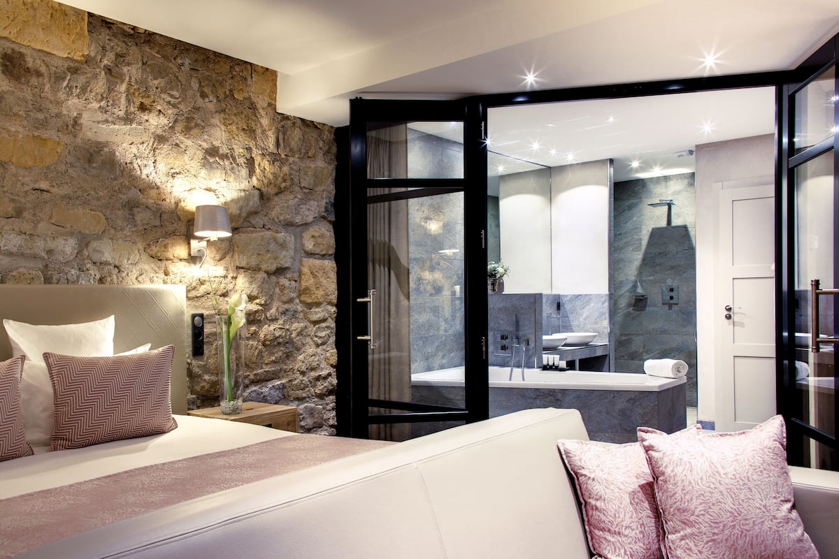 1 bedroom, premium bedding, minibar, in-room safe