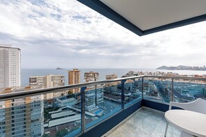 Quarto duplo superior, terraço (1 Adult) | Cofres nos quartos, escrivaninha, espaço de trabalho para notebook