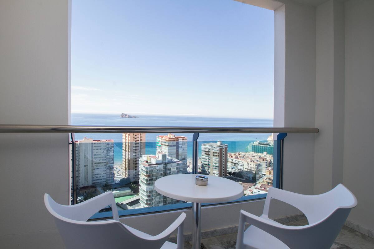 Coffre-fort, bureau, espace de travail pour ordinateurs portables