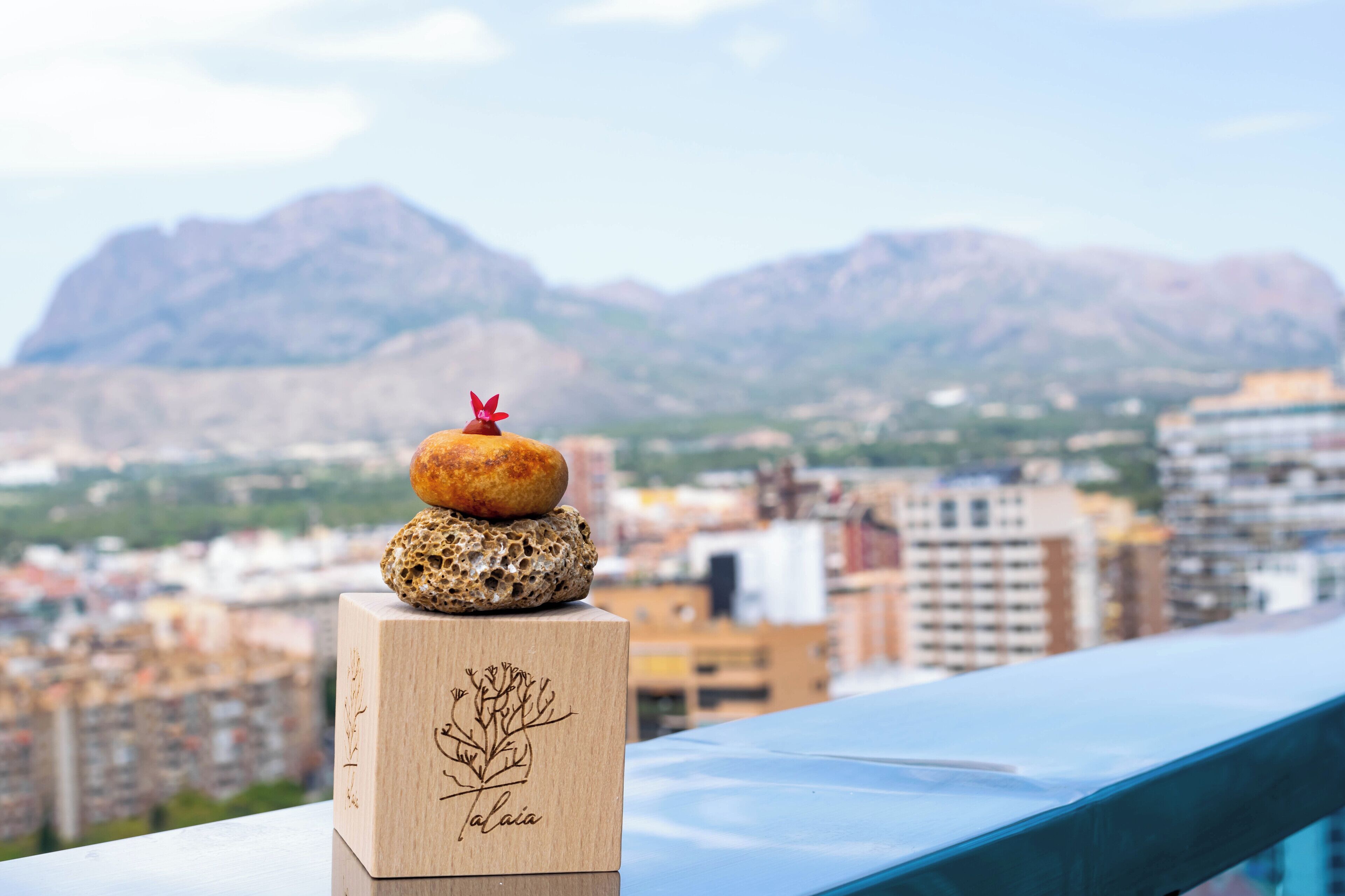 2 restaurants, breakfast, lunch, dinner served; international cuisine