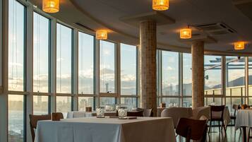 2 restaurants; breakfast, lunch and dinner served