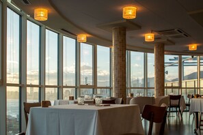 2 restaurants, servant le déjeuner et le dßner; cuisine internationale