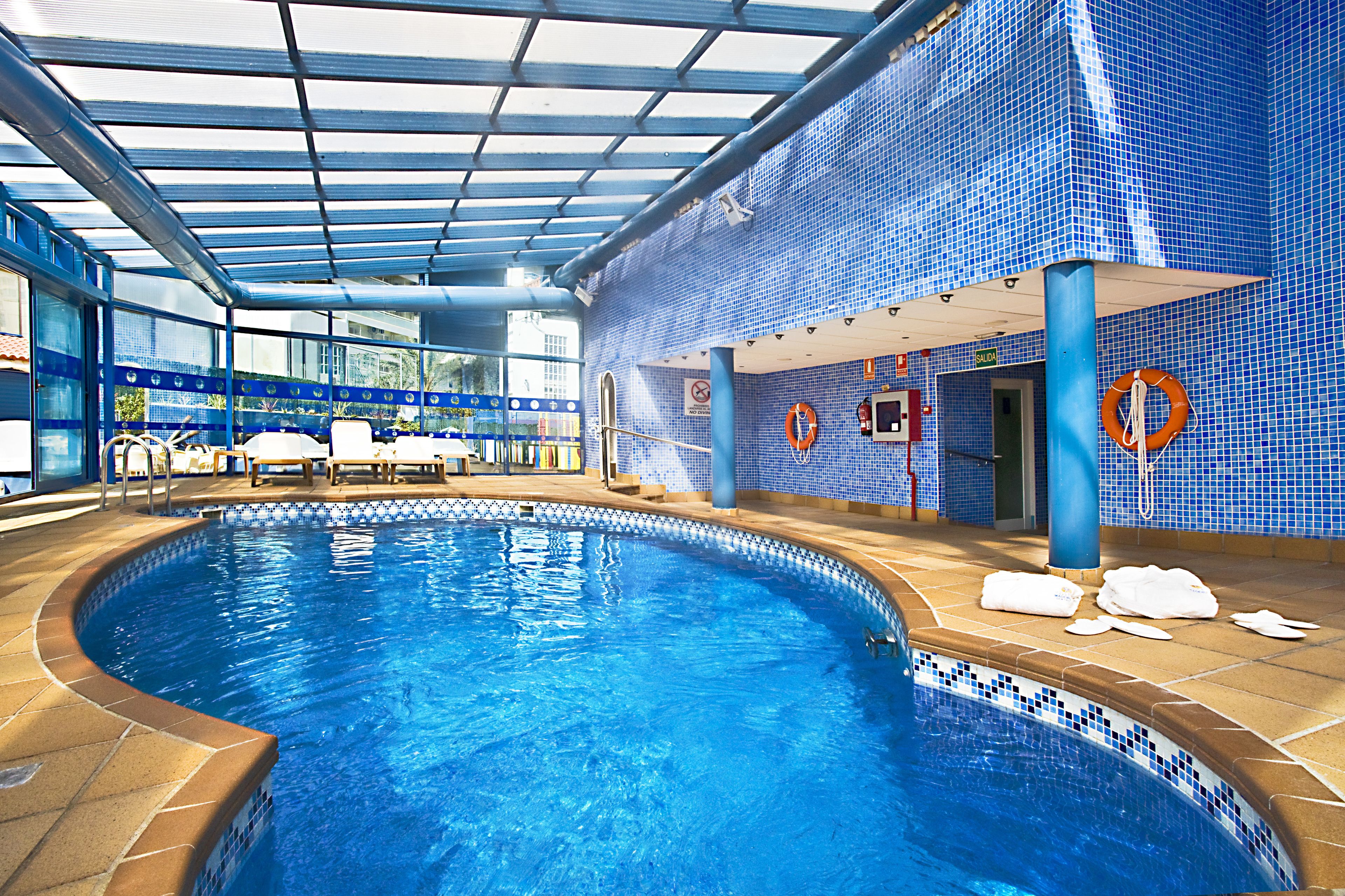 Piscine couverte, piscine extérieure, chaises longues