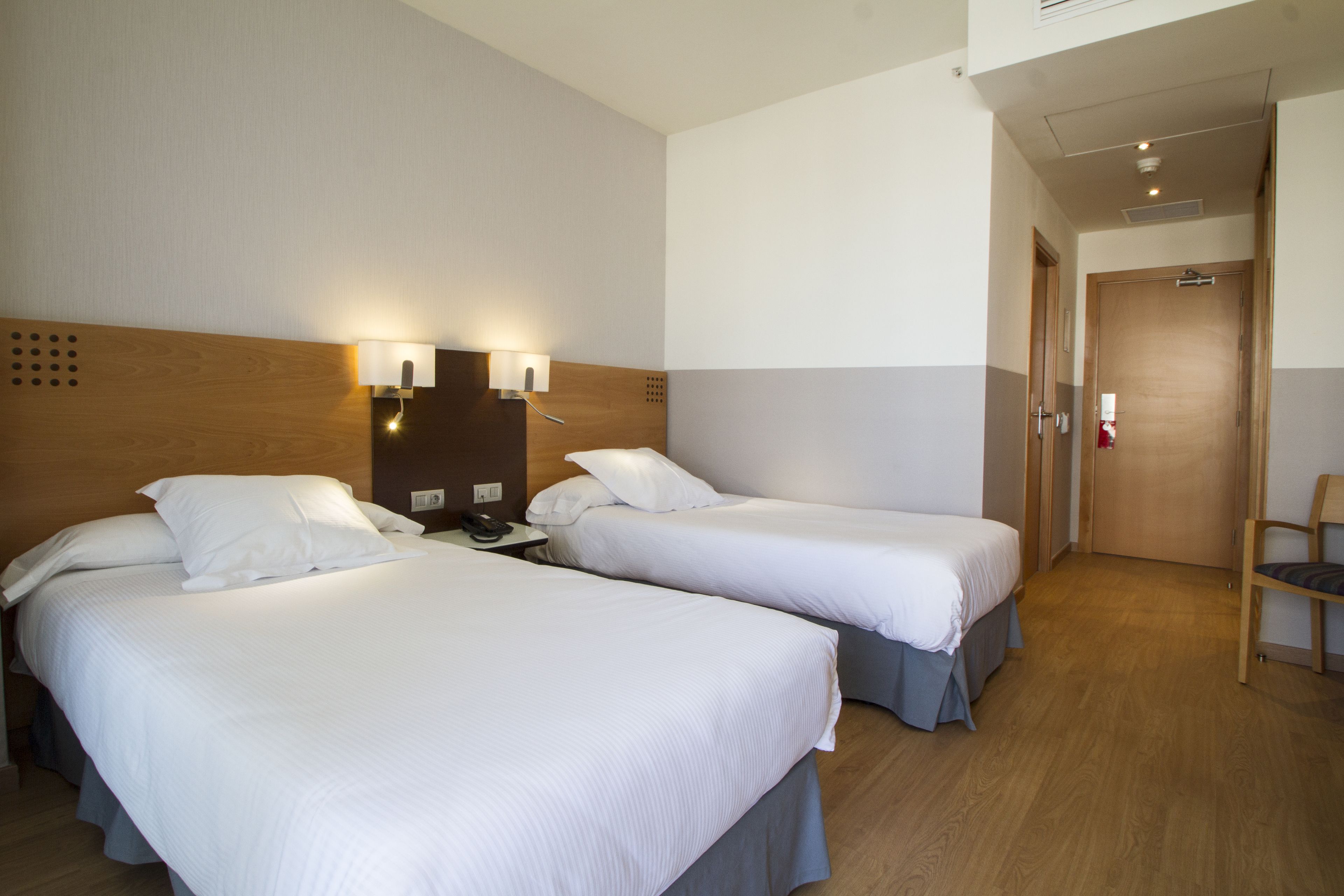 Zimmersafe, Schreibtisch, laptopgeeigneter Arbeitsplatz