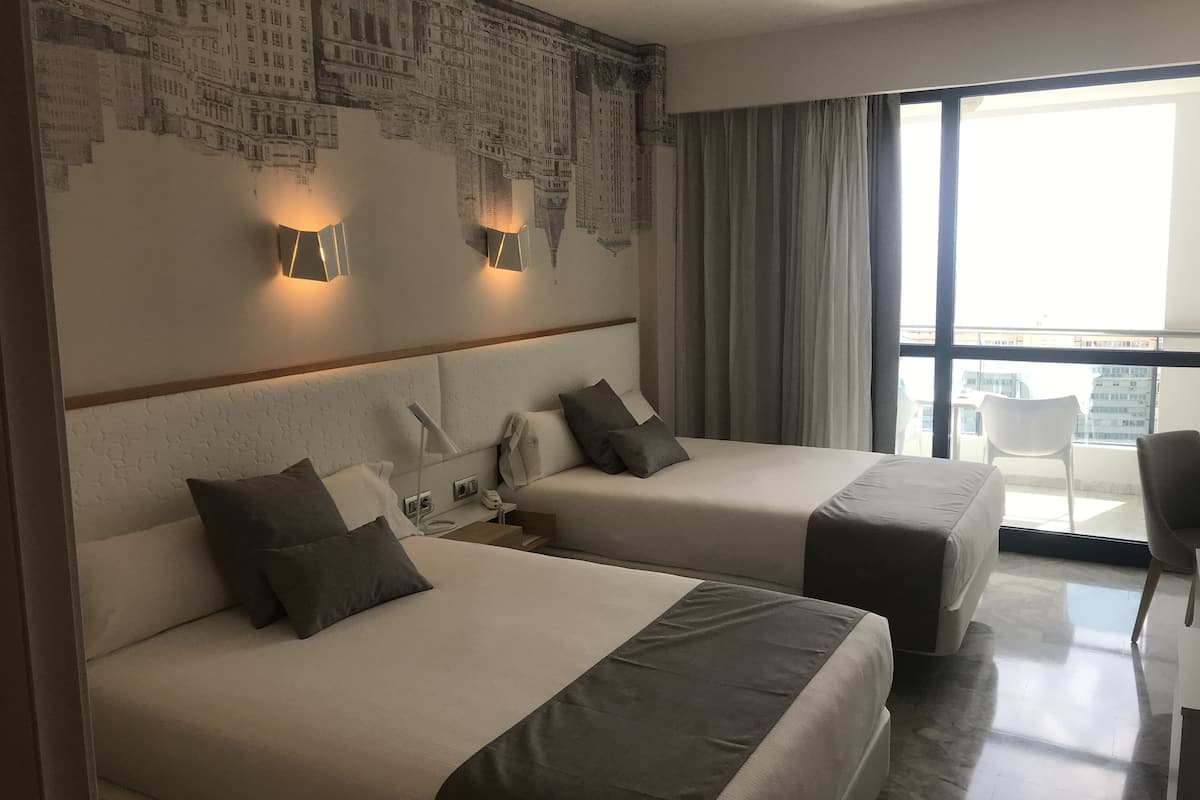 Zimmersafe, Schreibtisch, laptopgeeigneter Arbeitsplatz