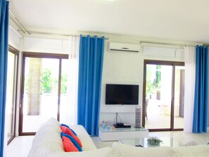 Villa, 4 habitaciones, alberca privada | Área de sala de estar | Televisión de pantalla plana y reproductor de DVD 