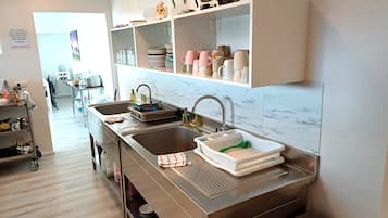 Stovetop, cookware/dishes/utensils