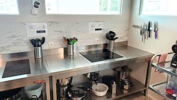 Stovetop, cookware/dishes/utensils