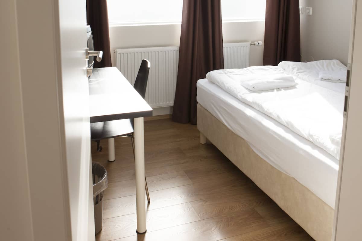 Junior Double Room, 1 Queen Bed, Shared Bathroom | Desk, blackout drapes, soundproofing, free WiFi