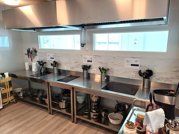 Stovetop, cookware/dishes/utensils
