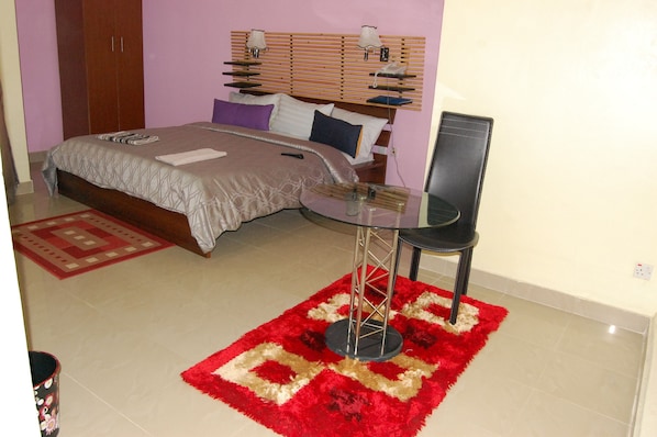 Hochwertige Bettwaren, Minibar, Zimmersafe, Schreibtisch