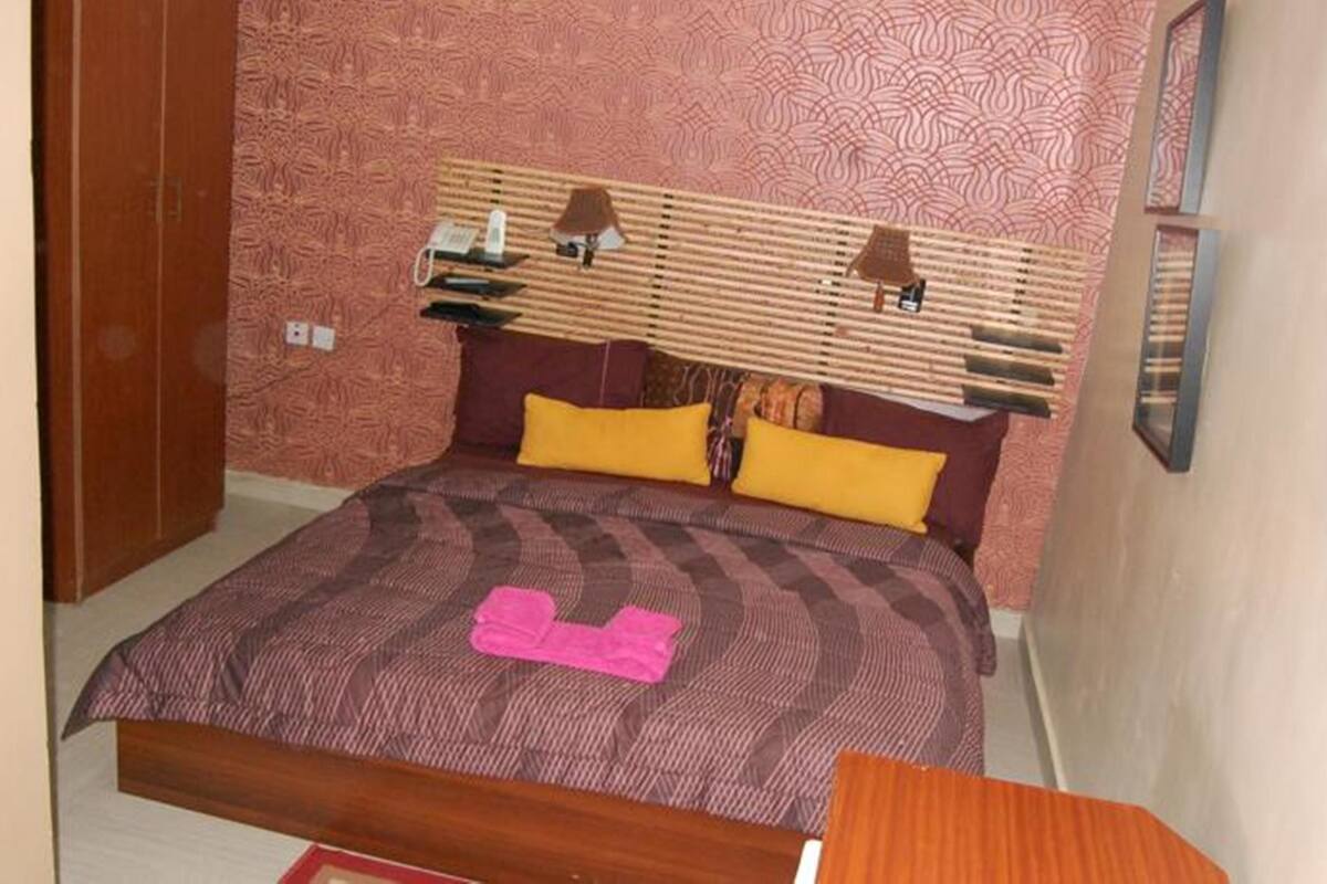 Royal Double Room, Pool View | Premium bedding, minibar, in-room safe, desk
