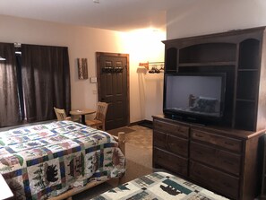 Decoración personalizada, muebles diferentes y cortinas blackout