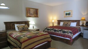 Deluxe-Zimmer, 1 Schlafzimmer, Kühlschrank und Mikrowelle | Individuell dekoriert, individuell eingerichtet, Verdunkelungsvorhänge