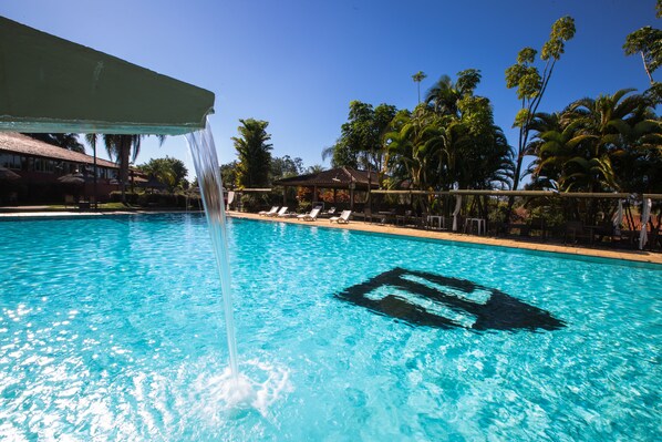 室內游泳池和4 座室外游泳池