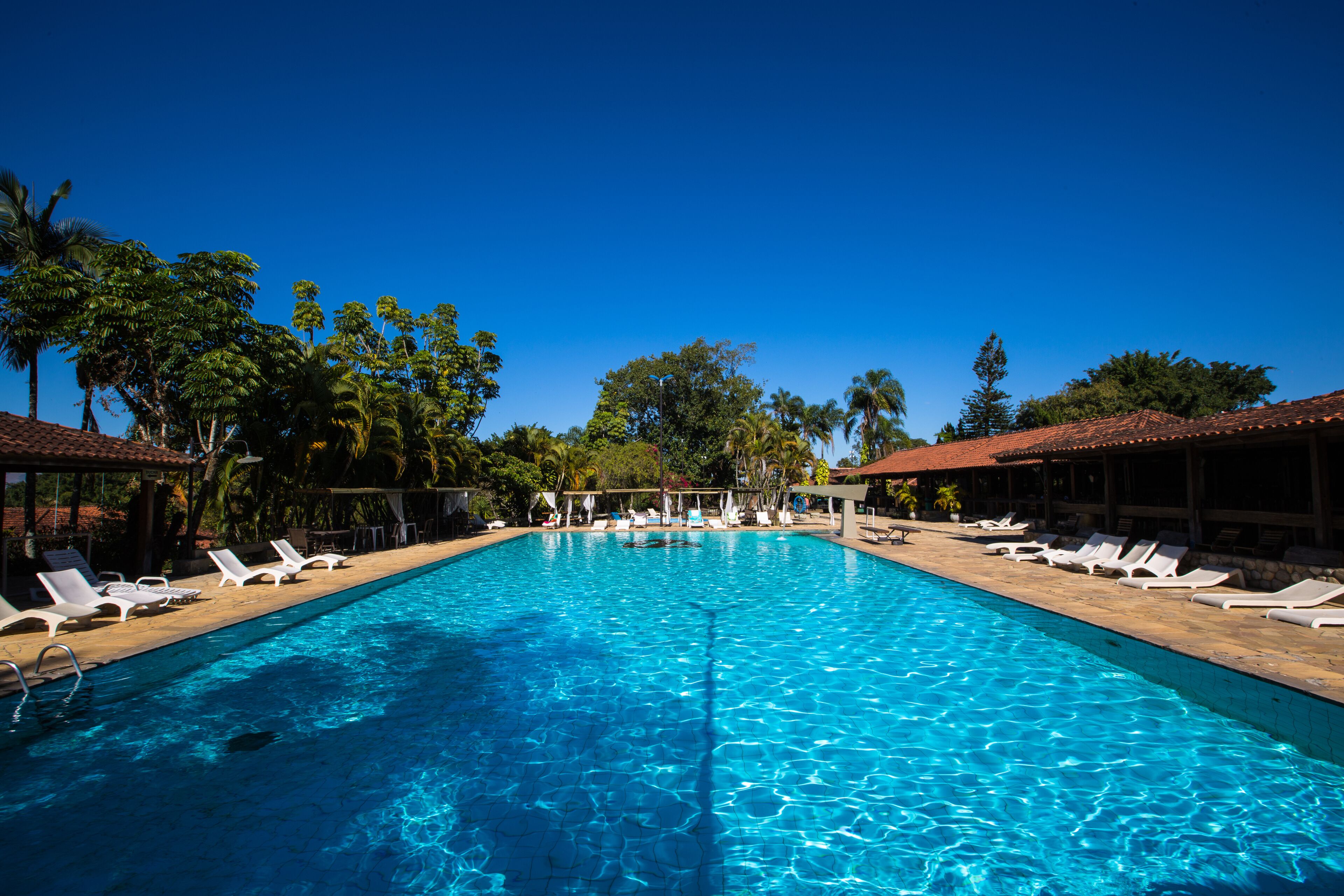 Piscine couverte, 4 piscines extérieures